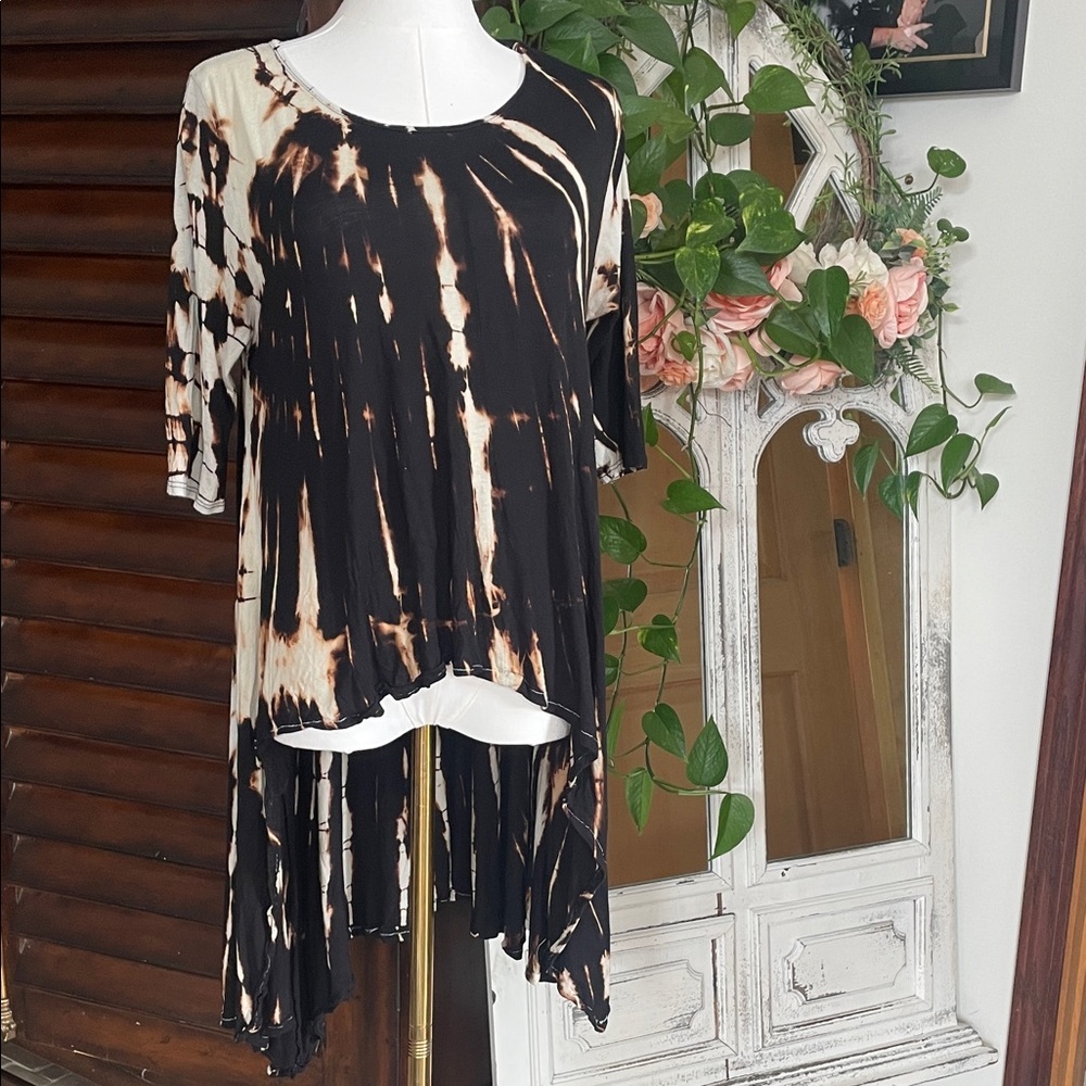 Bailey Blue Los Angeles Tie-Dye Asymmetrical Hem Top Small Longer Short Sleeve